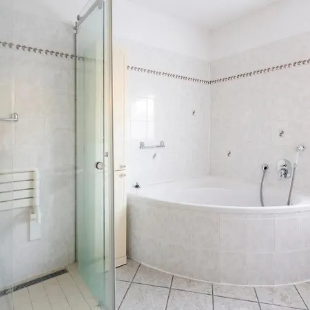 Geraeumiges Haus Mit Sauna & Terrasse, Golf & Messe *